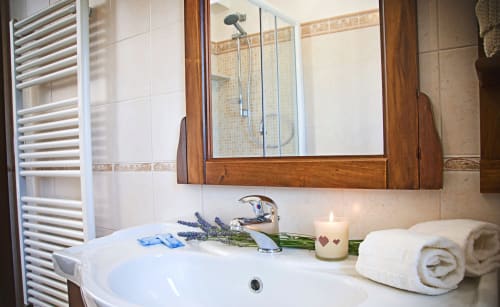 B&B Magraví ad Alberobello | Trullo Ciliegio in pietra, luminoso e spazioso. Dotato di camera da letto, cucina, sala, bagno e doccia. Piscina esterna, colazione, wifi e parcheggio inclusi.
