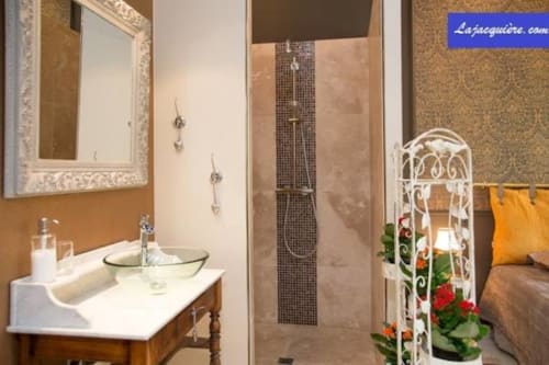room with bathroom - Charming guest rooms - B&B La Jacquière - Chaumont -sur-Loire
