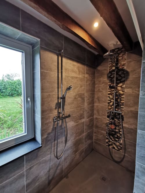 bathroom with shower - charming guest rooms - B&B La Jacquière - Chaumont -sur-Loire
