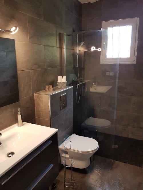 Salle d'eau Nuit de cristal -  douche italienne - Chambres d'hôtes Le Clos Magedon - Ile de France