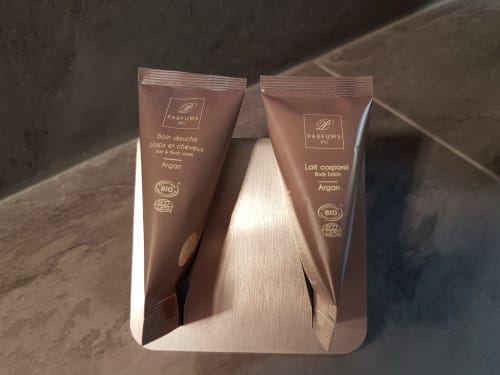 Salle d'eau Nuit de cristal - produits d'accueil à l'argan - Chambres d'hôtes Le Clos Magedon - Yvelines