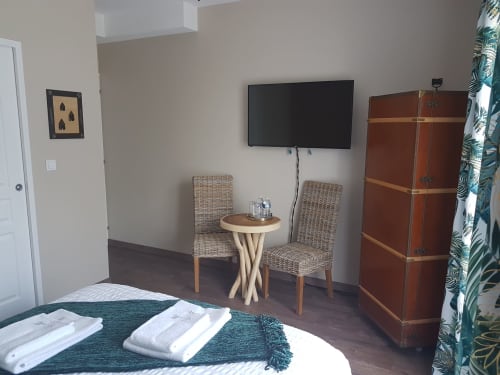 Chambre Horizons lointains - Le Clos Magedon - exotisme et voyage avec sa malle cabine - Médan