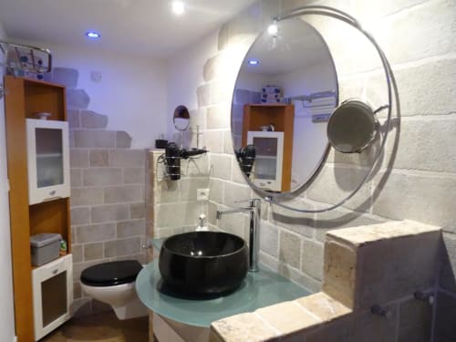 Vasque et miroir, salle de bain, Mas d'Ange en provence, Luberon, hégerbement touristique. 