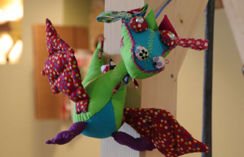 Jouet dragon artisanal coloré aux ailes à pois rouges à La Dragonne, gîte à Bellême, France