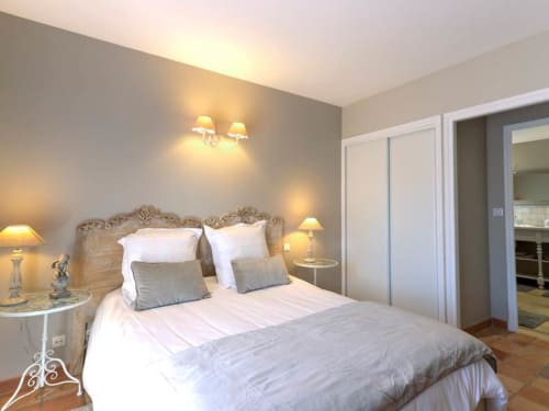 Chambre avec lit double et penderie - La Bastide du Bouchou - Six-Four-les-Plages