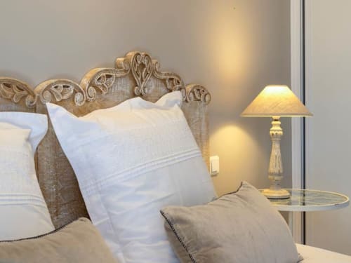 Literie et lampe de chevet chambre d'hôtes - La Bastide du Bouchou - Six-Four-les-Plages