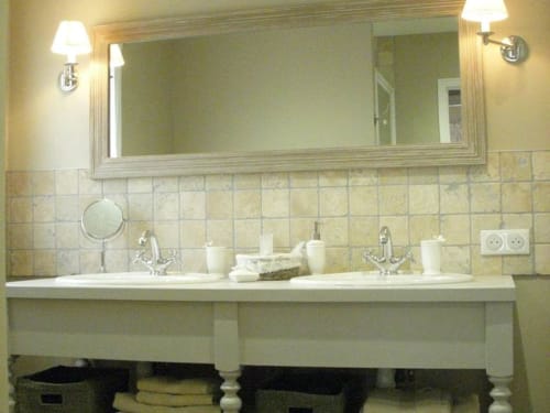 Salle de bain avec double vasque et grand miroir - La Bastide du Bouchou - Six-Four-les-Plages 