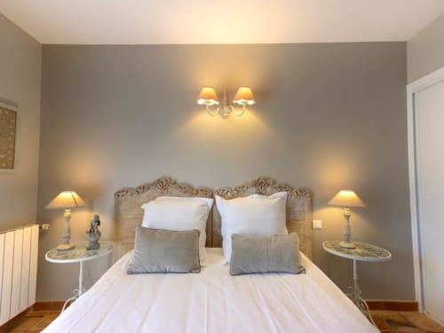 Tête de lit et lampes de chevet - Lit double - La Bastide du Bouchou - Six-Four-les-Plages