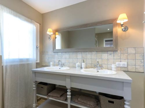 Salle de bain privative avec double vasque et grand miroir - La Bastide du Bouchou - Six-Four-les-Plages
