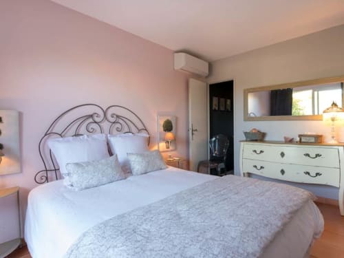 Chambre double rose avec commode et miroir - La Bastide du Bouchou - Six-Four-les-Plages