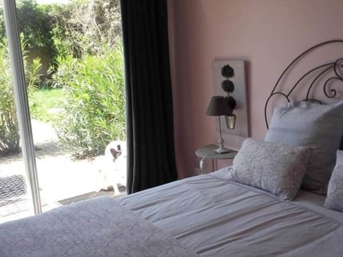 Lit avec vue sur le jardin - La Bastide du Bouchou - Six-Four-les-Plages