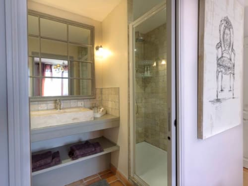 Douche à l'italienne - Salle de bain grise - La Bastide du Bouchou - Six-Four-les-Plages
