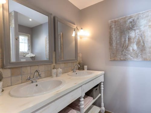 Spacieuse salle de bain - Double vasque - La Bastide du Bouchou - Six-Four-les-Plages