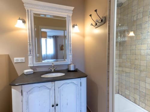 Vasque salle de bain avec miroir - La Bastide du Bouchou - Six-Four-les-Plages