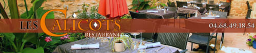 Terrasse du restaurant Les Calicots avec tables élégamment dressées, fleurs et parasols rouges à Montséret