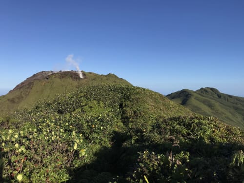 Pics volcaniques luxuriants avec végétation tropicale aux Villas aux Antilles, Guadeloupe