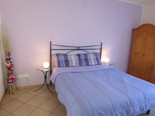 Camera doppia | Agritur Clementi, Trentino, lilla, un letto matrimoniale,  Wifi, bagno privato con doccia, Tv schermo piatto, mobili in legno in sintonia con l’ambiente, appendiabiti, balcone con vista.