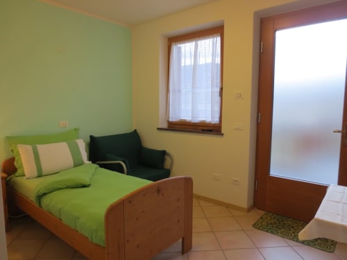 Camera singola | Agritur Clementi, camera singola, Trentino, verde, ampio bagno privato con doccia, televisore a parete, Wifi, appendiabiti, asciugacapelli, balcone con vista sul giardino.