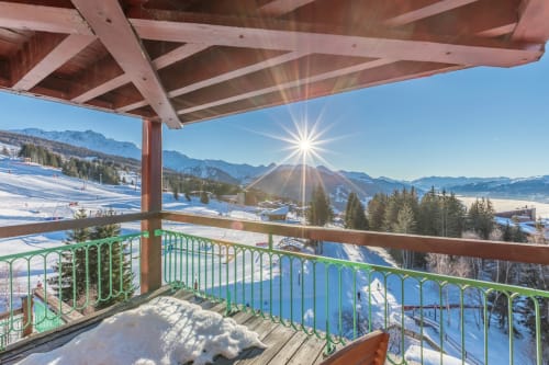 Snowy view from the terrace of the CosyArc Lauzières apartment in Arc 1800 overlooking the ski slopes and mountains