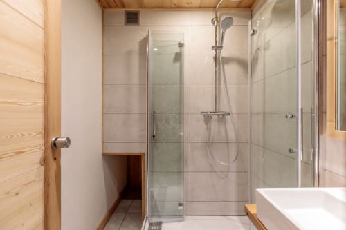Modern shower with glass enclosure in Arc 1800 Lauzières apartment, Les ARCS- Bourg -Saint-Maurice