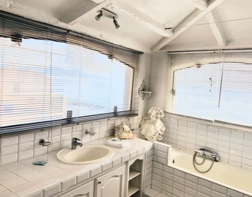 Les Remparts Antibes - Location saisonnière de vacances - Côte d'Azur - Loft - salle de bain - vue mer