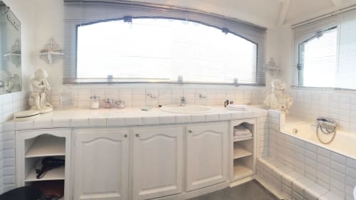 Les Remparts Antibes - Location saisonnière de vacances - Côte d'Azur - Loft - salle de bain - vue mer