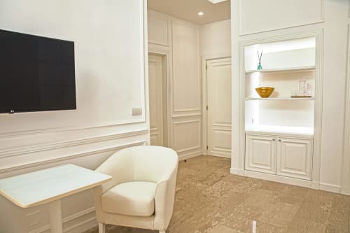 Junior Suite| Piazza Posta - Dimora di charme nel centro storico di Procida. Camera matrimoniale con bagno privato, salottino, wifi gratuito, colazione su richiesta, macchina Nespresso, climatizzazione, servizio navetta, giro in barca, personale multilingue