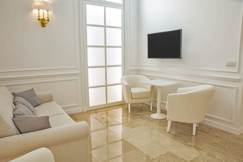 Junior Suite| Piazza Posta - Dimora di charme nel centro storico di Procida. Camera matrimoniale con bagno privato, salottino, wifi gratuito, colazione su richiesta, macchina Nespresso, climatizzazione, servizio navetta, giro in barca, personale multilingue