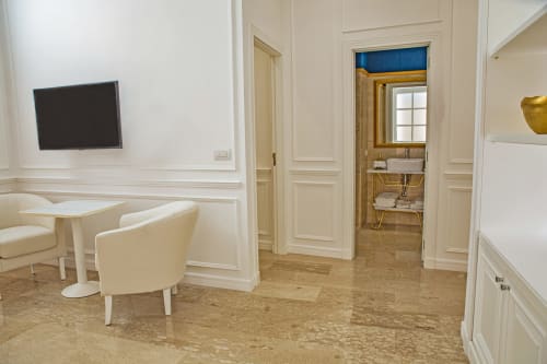 Junior Suite|  Piazza Posta - Dimora di charme nel centro storico di Procida. Camera matrimoniale con bagno privato, salottino, wifi gratuito, TV, colazione su richiesta, macchina Nespresso, climatizzazione, servizio navetta, giro in barca, personale multilingue