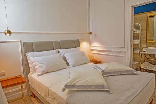 Junior Suite| Piazza Posta - Dimora di charme nel centro storico di Procida. Camera matrimoniale con bagno privato, salottino, wifi gratuito, colazione su richiesta, macchina Nespresso, climatizzazione, servizio navetta, giro in barca, personale multilingue
