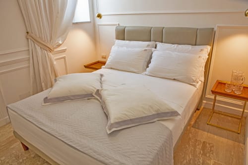 Junior Suite|  Piazza Posta - Dimora di charme nel centro storico di Procida. Camera matrimoniale con bagno privato, salottino, wifi gratuito, TV, colazione su richiesta, macchina Nespresso, climatizzazione, servizio navetta, giro in barca, personale multilingue
