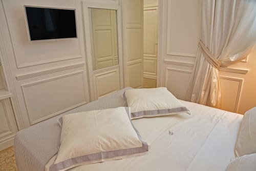 Junior Suite| Piazza Posta - Dimora di charme nel centro storico di Procida. Camera matrimoniale con bagno privato, salottino, wifi gratuito, TV, colazione su richiesta, macchina Nespresso, climatizzazione, servizio navetta, giro in barca, personale multilingue