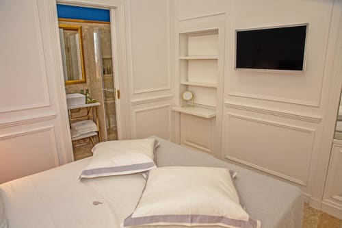 Junior Suite| Piazza Posta - Dimora di charme nel centro storico di Procida. Camera matrimoniale con bagno privato, salottino, wifi gratuito, colazione su richiesta, macchina Nespresso, climatizzazione, servizio navetta, giro in barca, personale multilingue