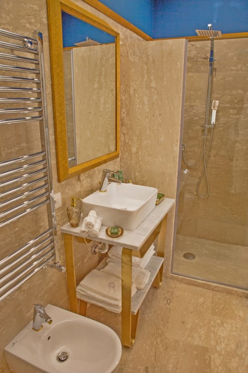 Junior Suite|  Piazza Posta - Dimora di charme nel centro storico di Procida. Camera matrimoniale con bagno privato, salottino, wifi gratuito, TV, colazione su richiesta, macchina Nespresso, climatizzazione, servizio navetta, giro in barca, personale multilingue