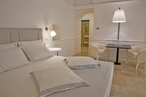 King Deluxe | Piazza Posta - Dimora di charme nel centro storico di Procida. Camera matrimoniale con bagno privato, salottino, wifi gratuito, TV, colazione su richiesta, macchina Nespresso, climatizzazione, servizio navetta, giro in barca, personale multilingue