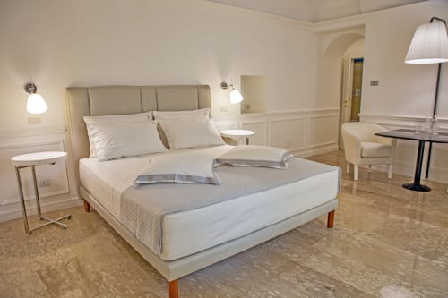 King Deluxe | Piazza Posta - Dimora di charme nel centro storico di Procida. Camera matrimoniale con bagno privato, salottino, wifi gratuito, TV, colazione su richiesta, macchina Nespresso, climatizzazione, servizio navetta, giro in barca, personale multilingue