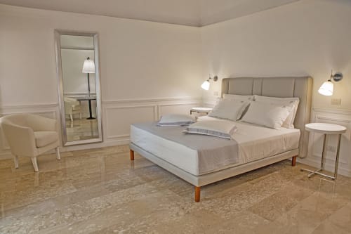 King Deluxe | Piazza Posta - Dimora di charme nel centro storico di Procida. Camera matrimoniale con bagno privato, salottino, wifi gratuito, TV, colazione su richiesta, macchina Nespresso, climatizzazione, servizio navetta, giro in barca, personale multilingue