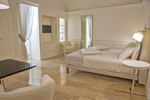 King Deluxe | Piazza Posta - Dimora di charme nel centro storico di Procida. Camera matrimoniale con bagno privato, salottino, wifi gratuito, TV, colazione su richiesta, macchina Nespresso, climatizzazione, servizio navetta, giro in barca, personale multilingue