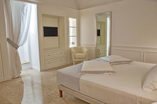 King Deluxe | Piazza Posta - Dimora di charme nel centro storico di Procida. Camera matrimoniale con bagno privato, salottino, wifi gratuito, TV, colazione su richiesta, macchina Nespresso, climatizzazione, servizio navetta, giro in barca, personale multilingue