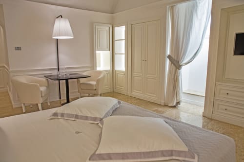 King Deluxe | Piazza Posta - Dimora di charme nel centro storico di Procida. Camera matrimoniale con bagno privato, salottino, wifi gratuito, TV, colazione su richiesta, macchina Nespresso, climatizzazione, servizio navetta, giro in barca, personale multilingue