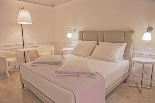King Superior | Piazza Posta - Dimora di charme nel centro storico di Procida. Camera matrimoniale con bagno privato, salottino, wifi gratuito, TV, colazione su richiesta, macchina Nespresso, climatizzazione, servizio navetta, giro in barca, personale multilingue