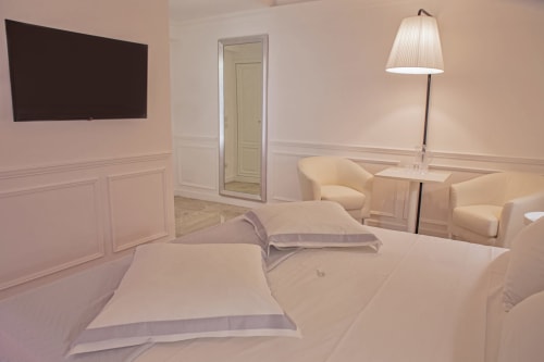 King Superior | Piazza Posta - Dimora di charme nel centro storico di Procida. Camera matrimoniale con bagno privato, salottino, wifi gratuito, TV, colazione su richiesta, macchina Nespresso, climatizzazione, servizio navetta, giro in barca, personale multilingue