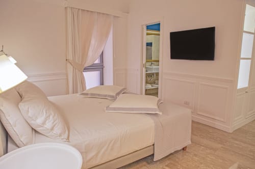 King Superior | Piazza Posta - Dimora di charme nel centro storico di Procida. Camera matrimoniale con bagno privato, salottino, wifi gratuito, TV, colazione su richiesta, macchina Nespresso, climatizzazione, servizio navetta, giro in barca, personale multilingue