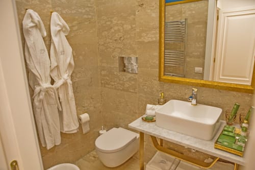 King Superior | Piazza Posta - Dimora di charme nel centro storico di Procida. Camera matrimoniale con bagno privato, salottino, wifi gratuito, TV, colazione su richiesta, macchina Nespresso, climatizzazione, servizio navetta, giro in barca, personale multilingue