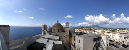 Piazza Posta - Dimora di charme nel centro storico di Procida. Tre camere eleganti e raffinate, con bagno privato, salottino, wifi gratuito, colazione su richiesta, macchina Nespresso, climatizzazione, servizio navetta, giro in barca, personale multilingue