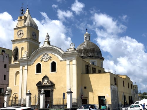 Piazza Posta - Dimora di charme nel centro storico di Procida. Tre camere eleganti e raffinate, con bagno privato, salottino, wifi gratuito, colazione su richiesta, macchina Nespresso, climatizzazione, servizio navetta, giro in barca, personale multilingue