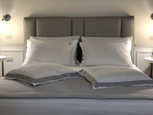Piazza Posta - Dimora di charme nel centro storico di Procida. Tre camere eleganti e raffinate, con bagno privato, salottino, wifi gratuito, colazione su richiesta, macchina Nespresso, climatizzazione, servizio navetta, giro in barca, personale multilingue