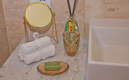 Piazza Posta - Dimora di charme nel centro storico di Procida. Tre camere eleganti e raffinate, con bagno privato, salottino, wifi gratuito, colazione su richiesta, macchina Nespresso, climatizzazione, servizio navetta, giro in barca, personale multilingue