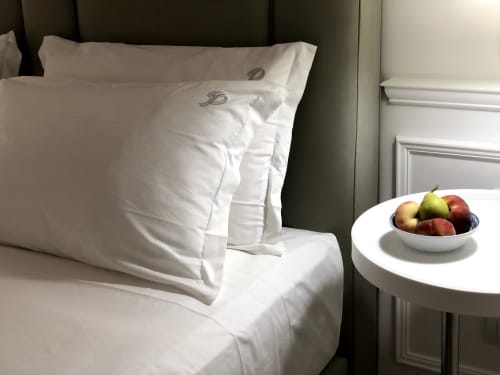 Piazza Posta - Dimora di charme nel centro storico di Procida. Tre camere eleganti e raffinate, con bagno privato, salottino, wifi gratuito, colazione su richiesta, macchina Nespresso, climatizzazione, servizio navetta, giro in barca, personale multilingue