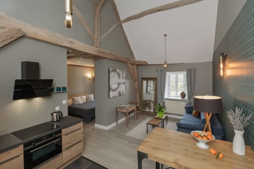 Modern appartement bij Moulin Renaudiots in Autun met zichtbare balken, open keuken-eetgedeelte en tuinuitzicht